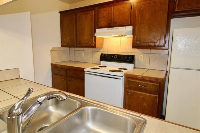Building Photo - 910 Aspen Ct