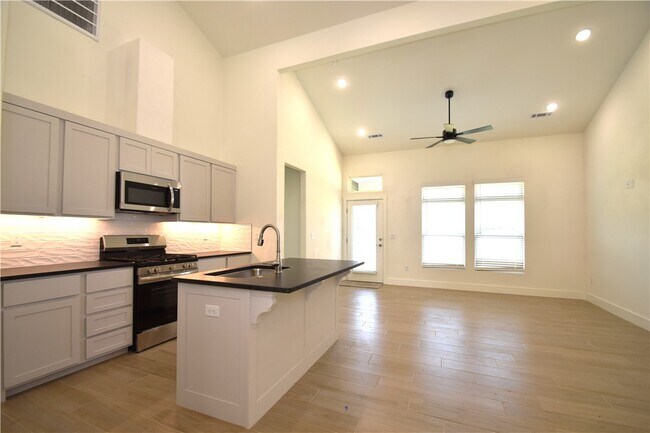 Building Photo - 401 Azurite Rd