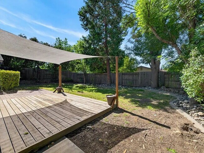 Building Photo - 3 bedroom 2 bath in Dry Creek School District.