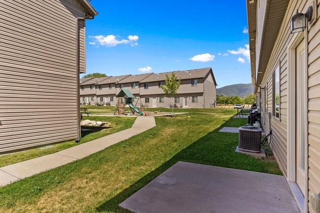 Building Photo - 3 Bed 2.5 Bath Layton Townhome