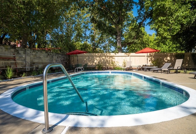 Building Photo - Queenston Plaza Apartments