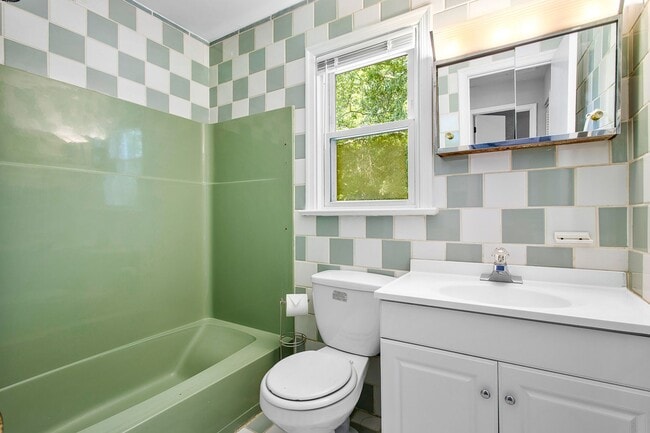 Building Photo - $2,500 / 3 br / 3 ba / 1,750 sqft