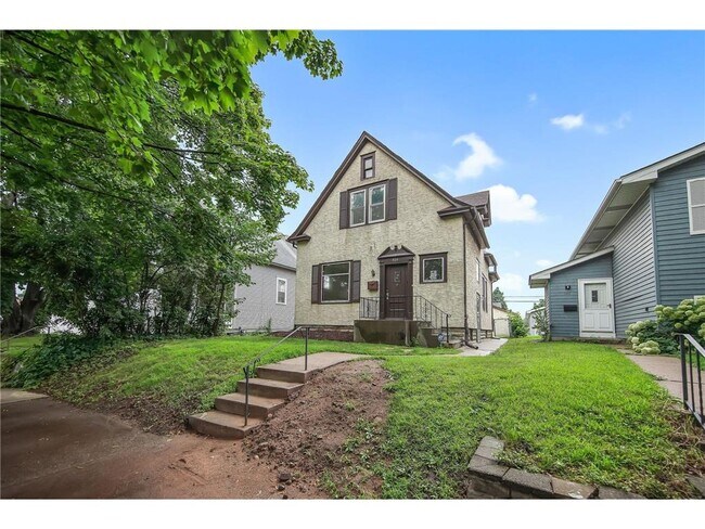 Building Photo - 804 Hawthorne Ave E