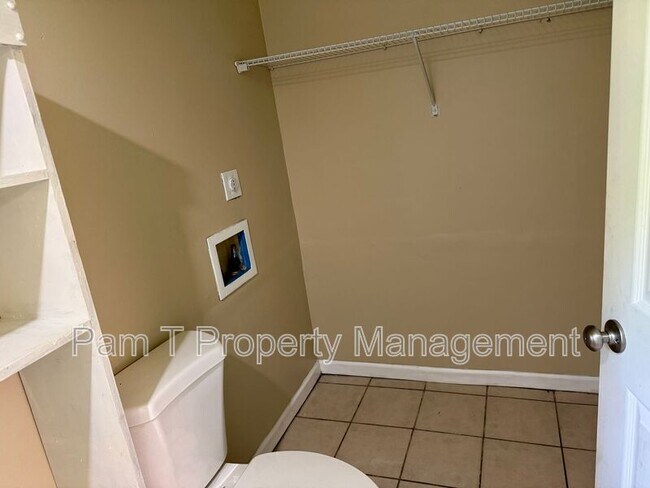 Building Photo - 724 E 49th St