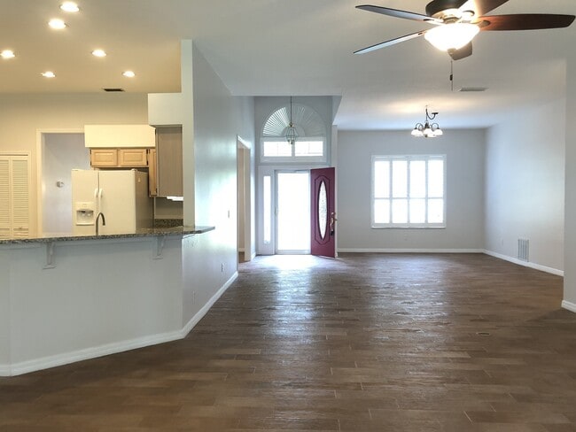 Building Photo - Beautiful Home with Water View in Eastwood!