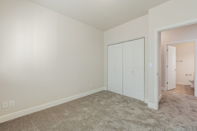 Building Photo - Pheasant Run Condo- 3rd floor NEW PAINT & ...