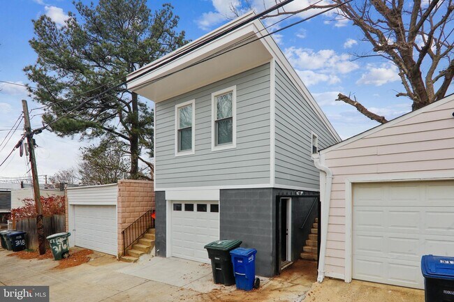 Building Photo - 314 Varnum St NW