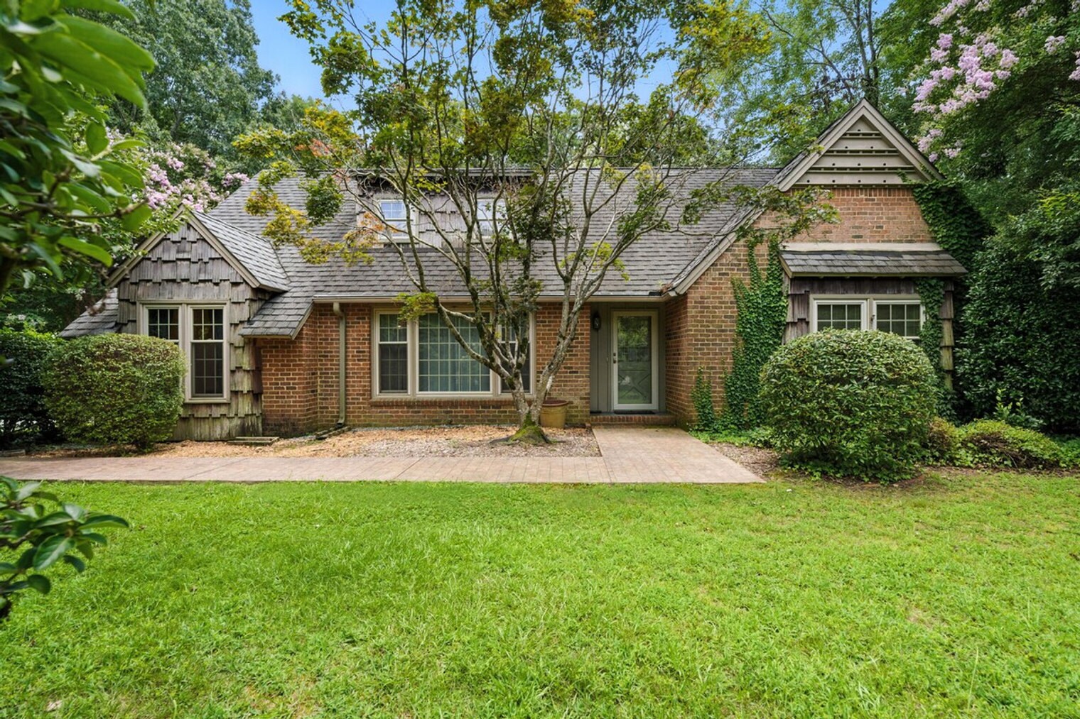 Building Photo - 1421 Lynn Rd