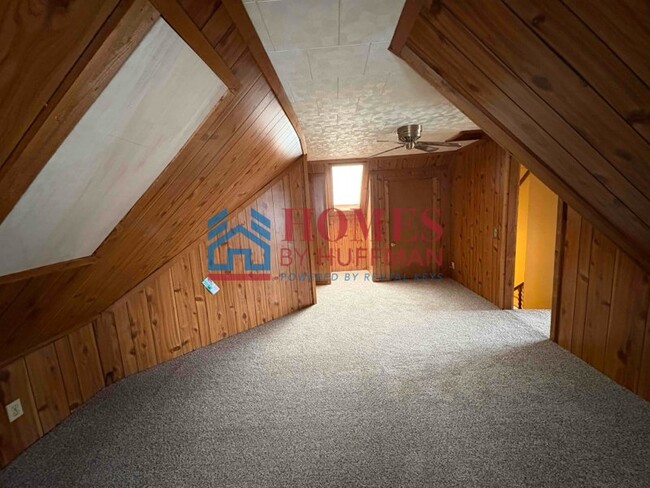 Building Photo - Three Bedroom | Two Bath | Detached Garage