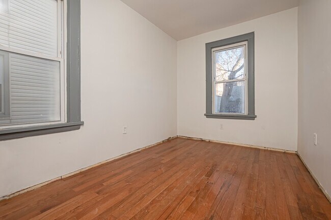 Building Photo - 76 Aldine St