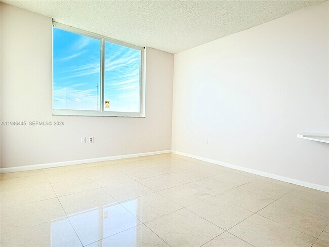 Building Photo - 919 Hillcrest Dr