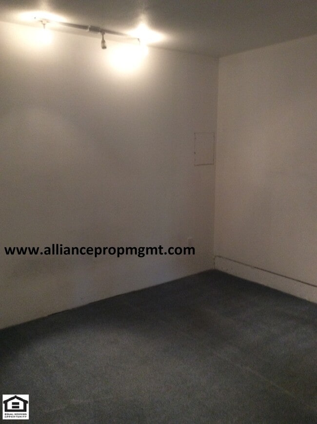Building Photo - 3 Bedroom 2 Bath Condo Close to Hyalite Elementary