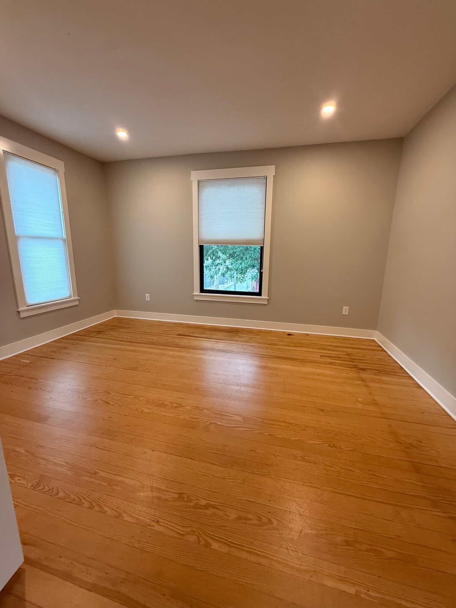 Building Photo - 412 E 4th St