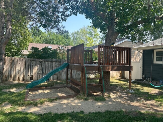 Building Photo - 5 bedroom 2 1/2 bath home for rent