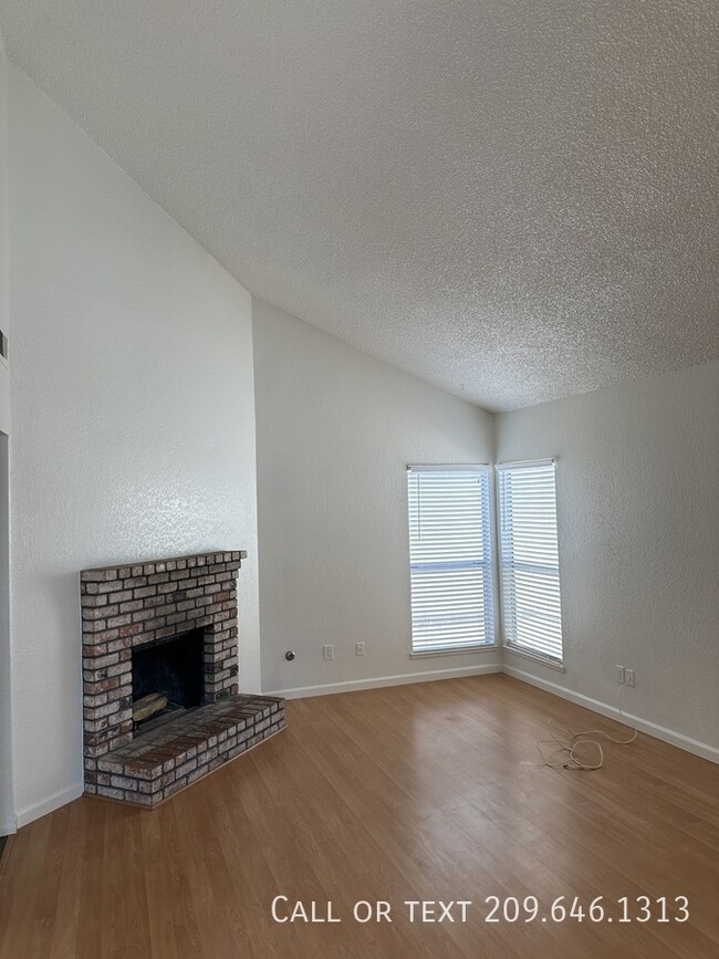 Building Photo - 541 San Vincente Ct