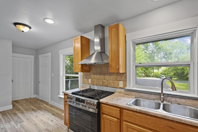 Building Photo - 99 1/2 Walworth St