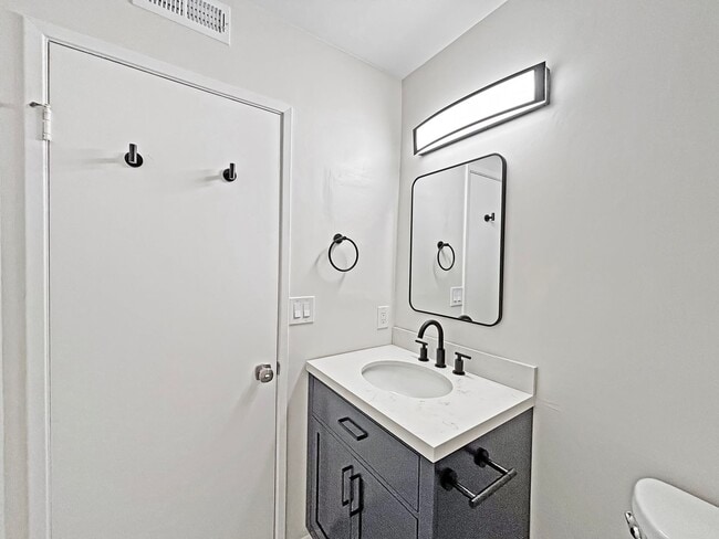 Building Photo - Beautiful 3BD/3BA Townhouse in Fashion Val...