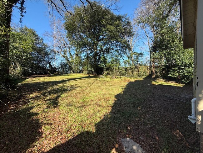 Building Photo - ** 2 Bed 2 bath located close to downtown ** Call 334-366-9198 to schedule a self tour