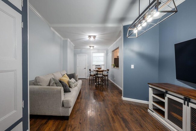 Building Photo - 68 Zabriskie St