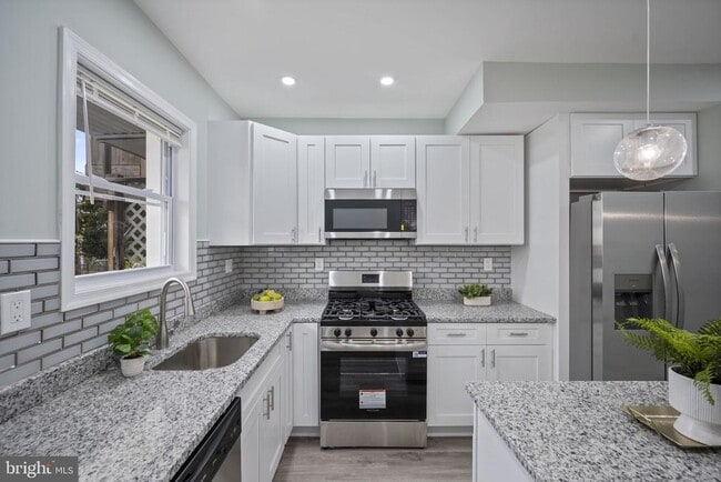 Building Photo - 328 S Macon St.