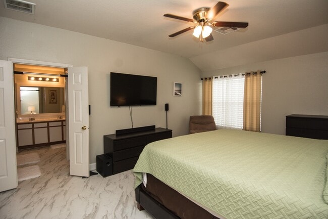 Building Photo - 16933 Scenic Knoll