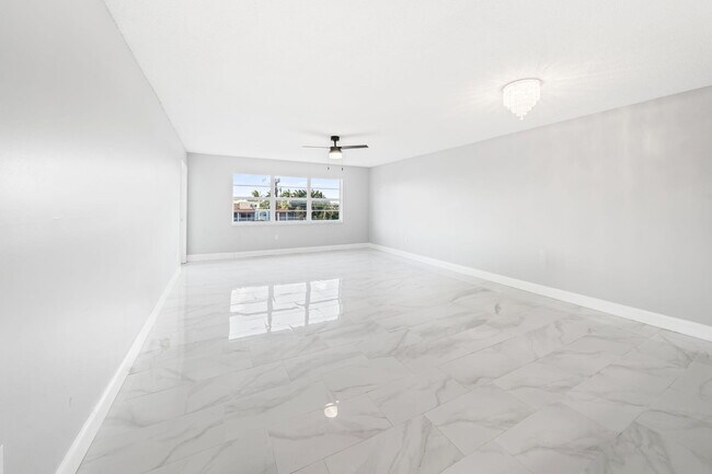 Building Photo - 1502 S Lakeside Dr