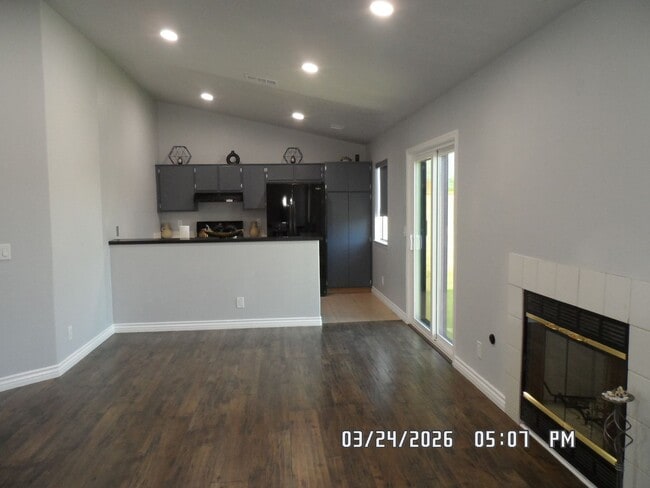 Building Photo - 3 Bedrooms, 2 Bathrooms, approx. 1112 sq. ft., 2 Car Garage, Solar Panels, Internet Included. Clo...