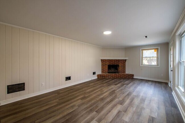 Building Photo - Newly remodeled 3/2.5