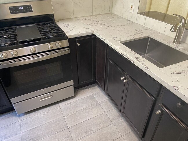 Building Photo - Spacious Townhome in Desirable Fairfield Area