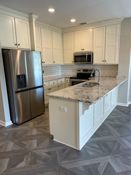 Primary Photo - 8082 Veterans Pkwy