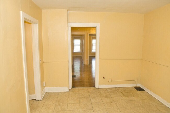 Building Photo - 865-869 Clifford