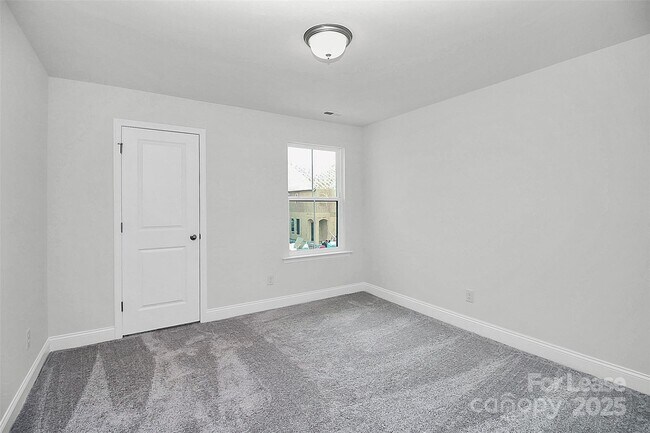 Building Photo - 6029 Mariemont Cir