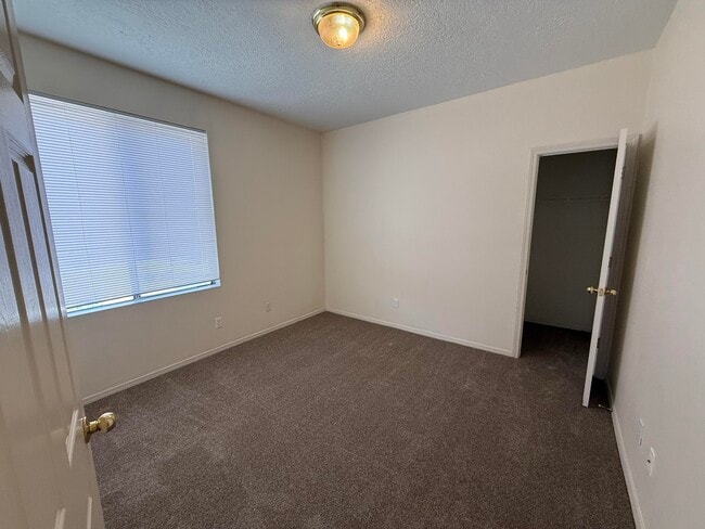Building Photo - 1113 Meadowlark Way SE
