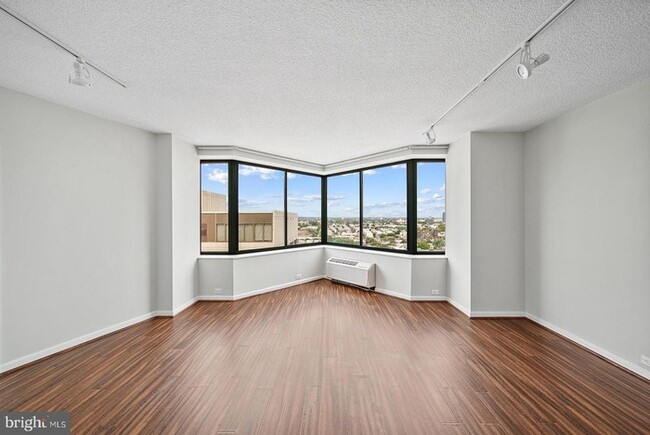 Building Photo - Beautifully renovated contemporary condo