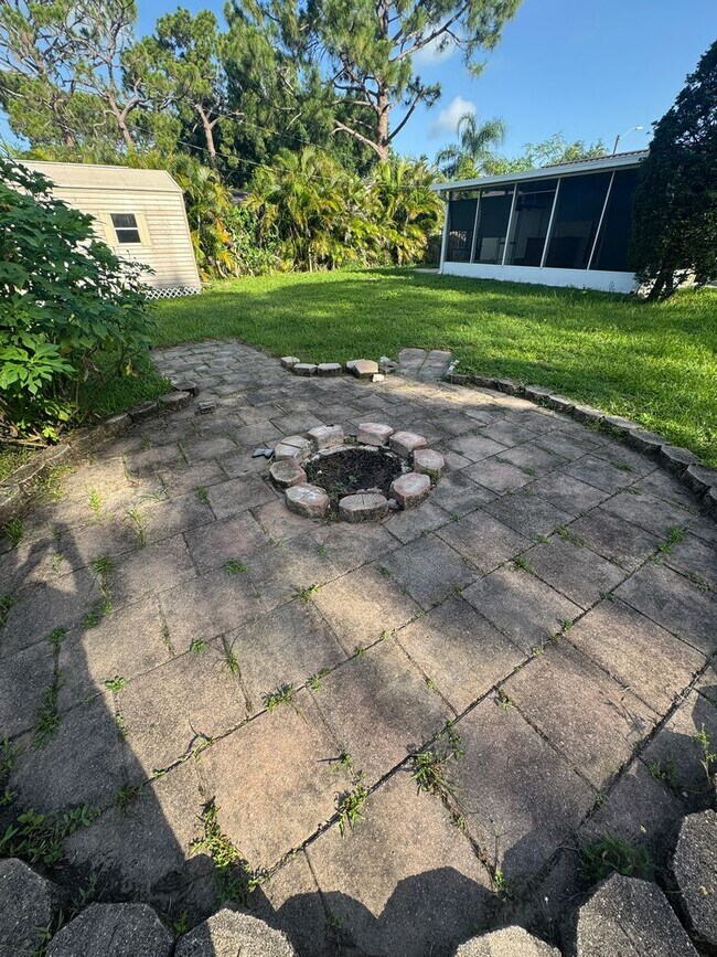 Building Photo - 3 Bedroom 1 Bath Home with Fully Fenced Backyard for Rent in SE Palm Bay