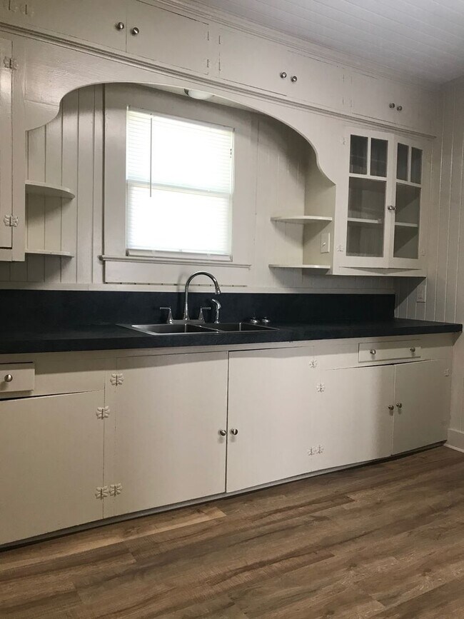 Building Photo - 2 bedroom 1 bath home for lease