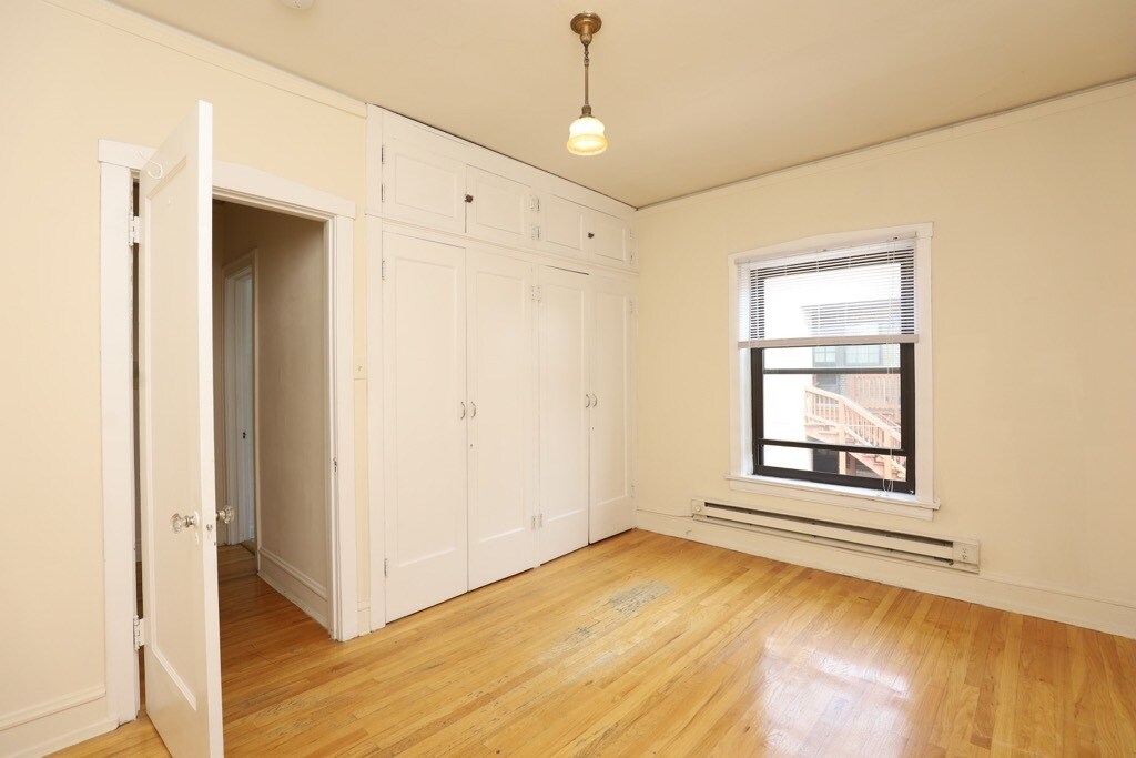 Building Photo - 1238 Oak Ave