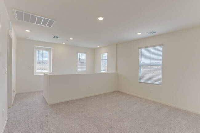 Building Photo - SPACIOUS 4BEDROOM 3BATH HOME IN INSPIRADA