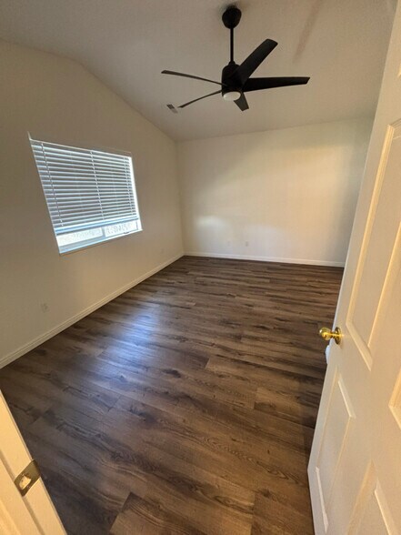 Building Photo - 19 E 400 S St