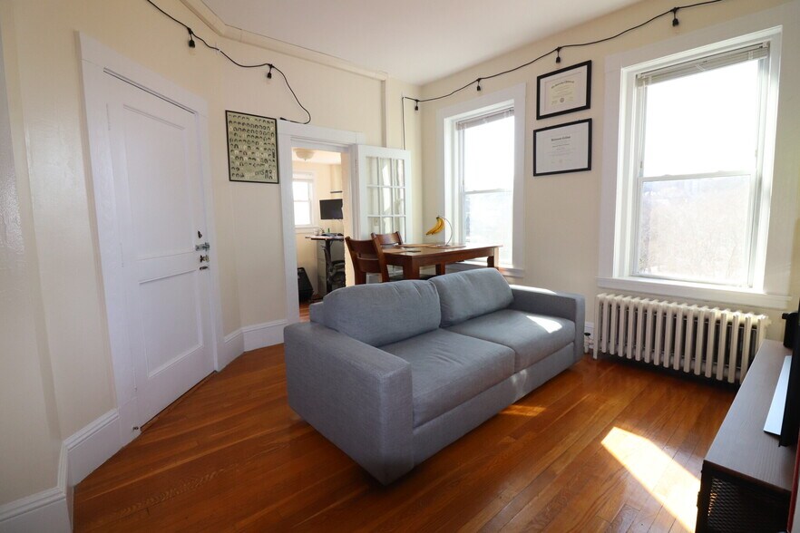 Building Photo - 1477 Beacon St