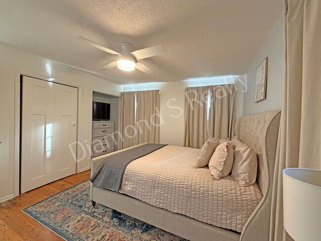 Building Photo - Stunning 3_Bed Home with Two Primary Suites & a Pool!