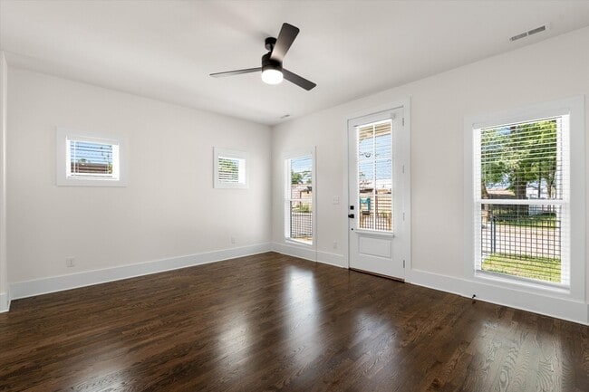 Building Photo - 1802 10th Ave N