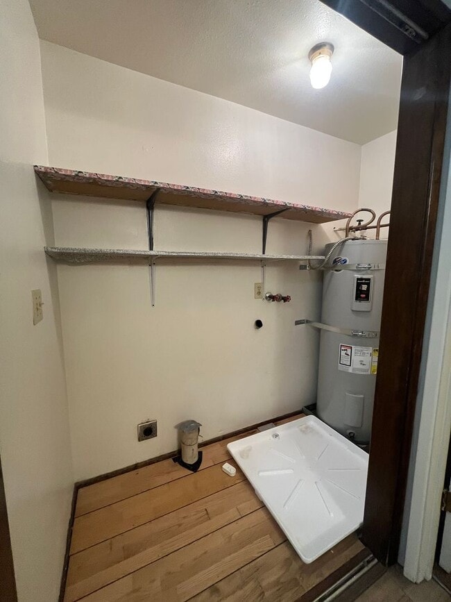 Building Photo - 2-Bedroom 1-Bathroom Tri-Plex in Thurston!