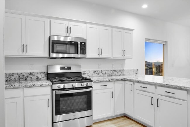 Building Photo - Beautiful Contemporary home with panoramic views! Community pool and club house use included.