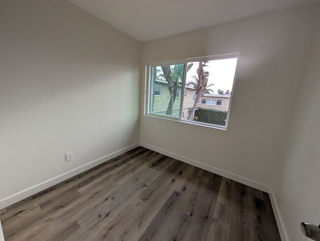 Building Photo - 2BR Apartment Steps from Windansea Beach