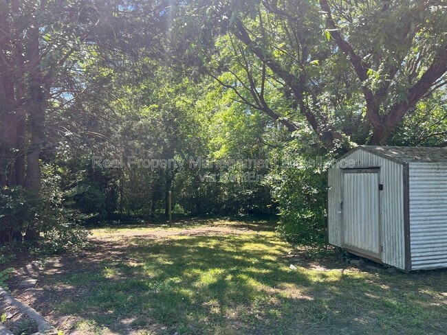 Building Photo - 804 Greenwich St