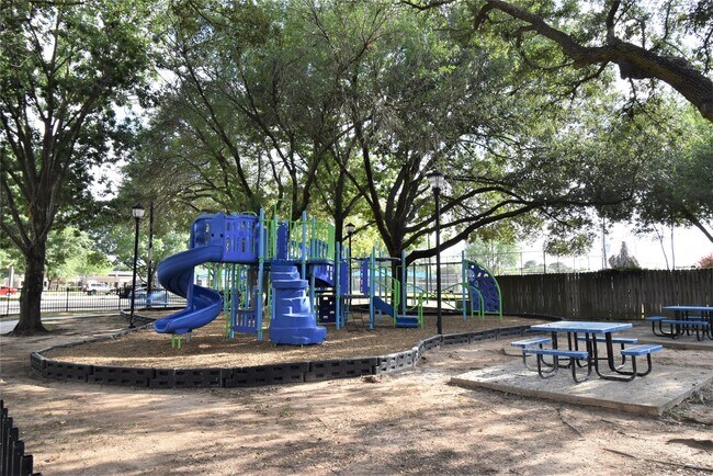 Building Photo - 18007 Forest Cedars Dr