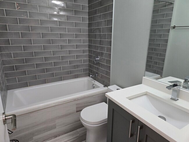 Building Photo - 2744 N Lincoln Ave