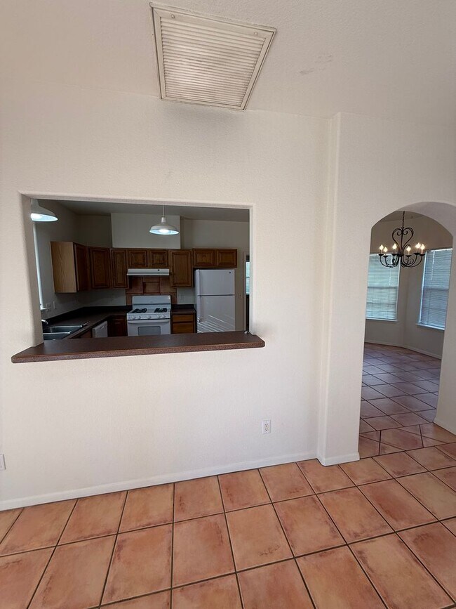 Building Photo - Beautiful 3 Bedroom/2.5 Bathroom Home Located off Roadrunner