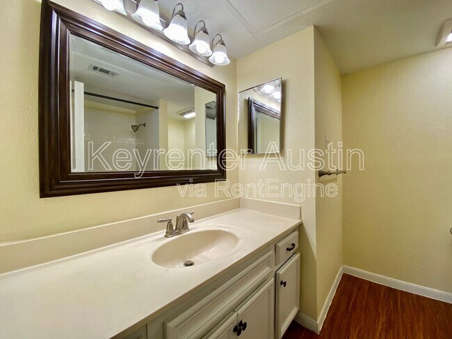 Building Photo - 1601 Faro Dr